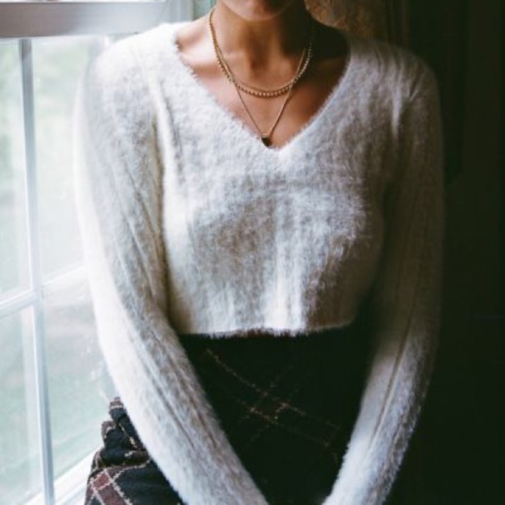 urban outfitters white fuzzy cropped sweater